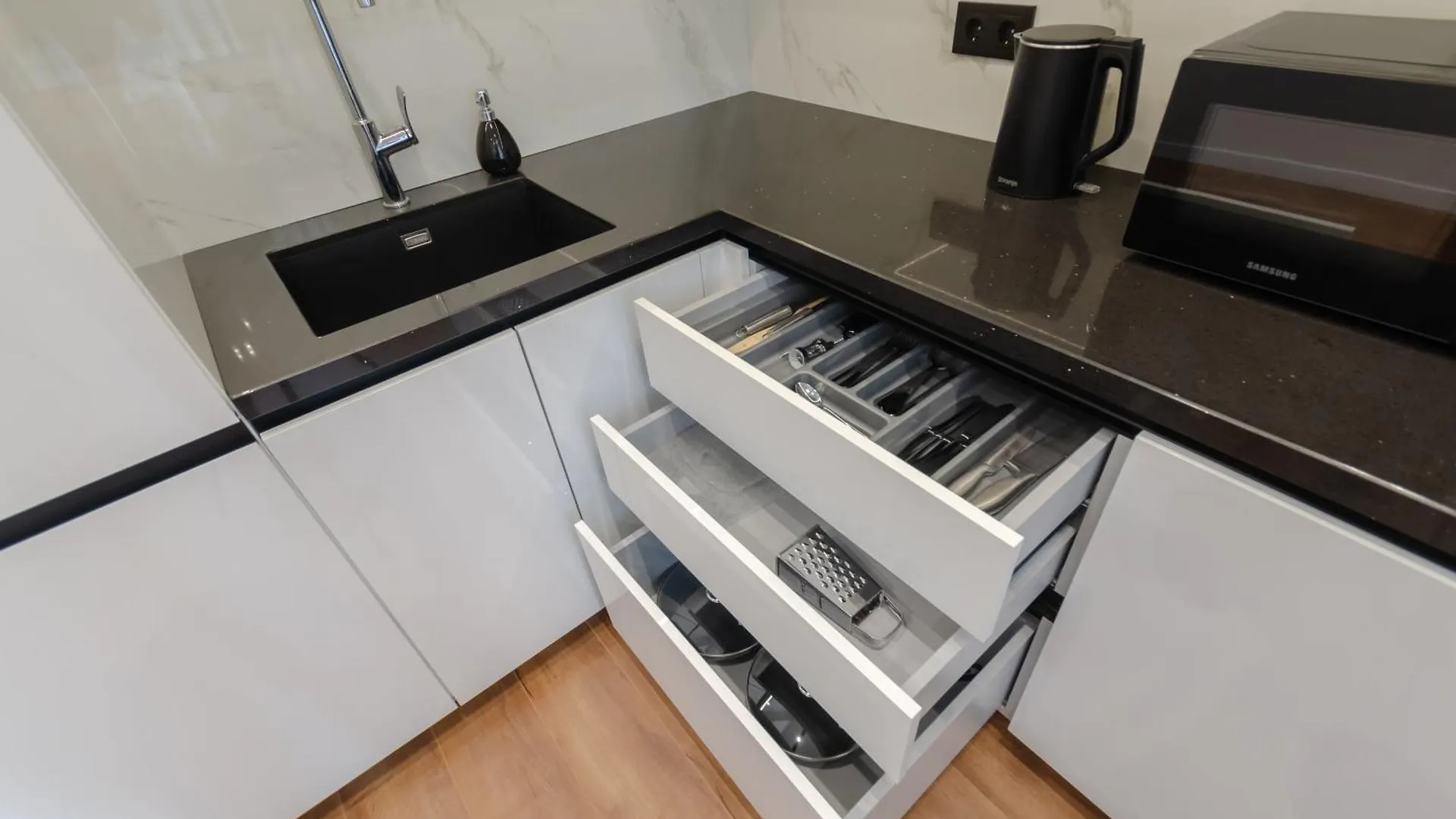 Petrovdom 2-5 New Apartment In Rc Novopecherski Lypky, 19B Andrii Verkhogliad Street Kiev 0*,